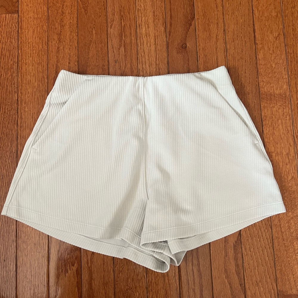 NWOT Ribbed Softstreme High-Rise Short 2" size 4